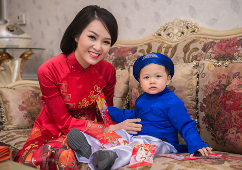 Bé có đôi mắt to tròn, mũi cao, miệng cười rạng rỡ và gương mặt bầu bĩnh, dễ thương.