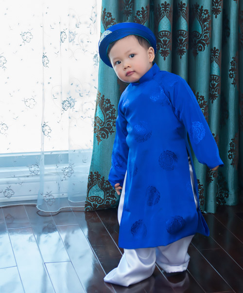 Cậu bé cực kỳ thích thú với bộ Shbet999 com đăng nhập mà mẹ mình sắm cho.