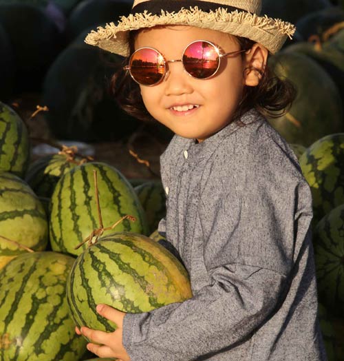 Bộ ảnh khi được chia sẻ trên trang cá nhân đã nhận được rất nhiều lời khen ngợi bởi nét đáng yêu và không kém phần cá tính của bé trai 2 tuổi.
