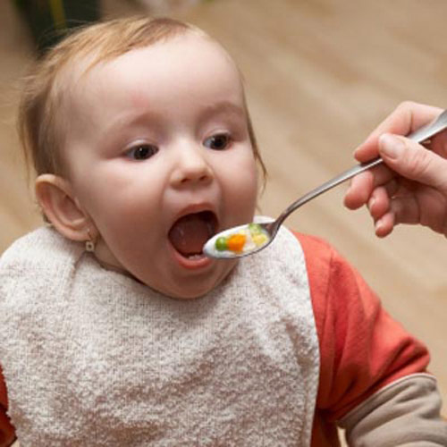 Tác hại của việc cho trẻ ăn cơm chan nước canh