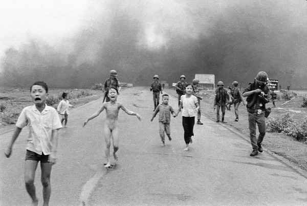 Bức ảnh 'Em bé Napalm' do Nick Ut, phóng viên hãng AP, chụp vào ngày 8/6/1972. Nhân vật chính trong bức ảnh là cô bé Phan Thị Kim Phúc cùng một số trẻ em Việt Nam vừa đi vừa khóc sau khi bom napalm dội xuống Trảng Bàng, Tây Ninh. Phúc lúc đó bị bỏng ở lưng. Bức hình giúp nhà báo của AP giành giải thưởng Pulitzer danh giá trong lĩnh vực báo chí, năm 1973.