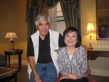 Kim Phúc và nhiếp ảnh gia Nick Ut chụp ảnh lưu niệm trong cuộc gặp gỡ năm 2012.