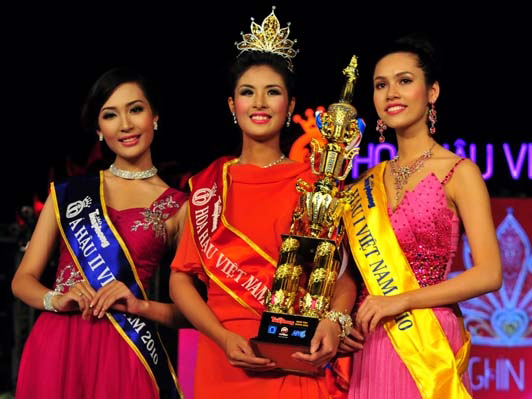 Đặng Thị Ngọc Hân đăng quang Hoa hậu Việt Nam 2010 bên cạnh hai Á hậu Nguyễn Thùy Trang và Vũ Hoàng My.
