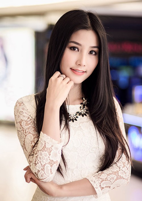 Vì vậy, cô thường xuyên chọn tóc ngôi giữa đem lại sự mềm mại nữ tính cho cô.
