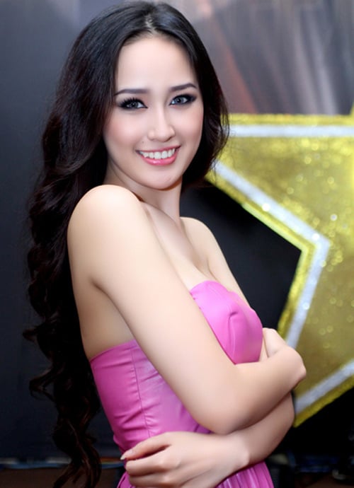 Hoa hậu Mai Phương Thuý rất ưa chuộng tóc chẻ ngôi giữa.