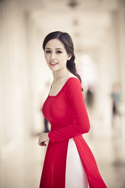 Kiểu tóc này giúp cô trẻ trung, dịu dàng hơn.