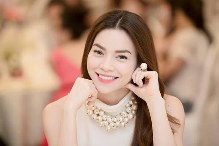 Kiểu tóc ngôi giữa đơn giản nhưng tinh tế vẫn khiến Hà Hồ nổi bật mọi nơi mọi lúc.