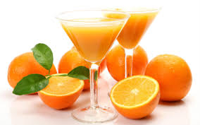 Nước Cam tươi còn là nguồn cung cấp phong phú thiamine và folate. Thiamine tham gia vào quá trình tổng hợp năng lượng, còn folate giúp gia tăng chất lượng máu, ngăn ngừa những khiếm khuyết như bệnh nứt đốt sống ở bào thai.