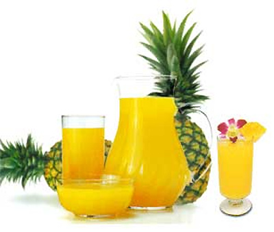 Nước ép dứa chứa rất nhiều vitamin C. Men bromelain trong Dứa được xem là có tác dụng hỗ trợ tiêu hóa, giảm triệu chứng sổ mũi, giúp mau lành những vết thương nhỏ, đặc biệt là căng nhức cơ, bong gân.