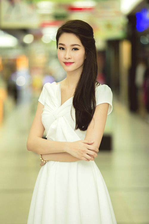 Cô sở hữu hữu khuôn mặt trái xoan thon gọn đúng chuẩn của phụ nữ Á Đông.