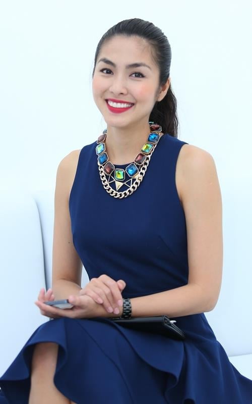 Tăng Thanh Hà luôn thắp sáng nụ cười trên gương mặt V-line của mình.