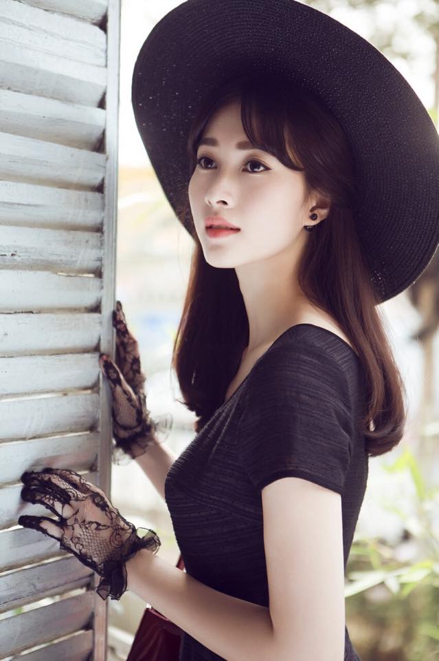 Hoa hậu Đặng Thu Thảo đẹp lỗng lẫy với phong cách quý tộc.