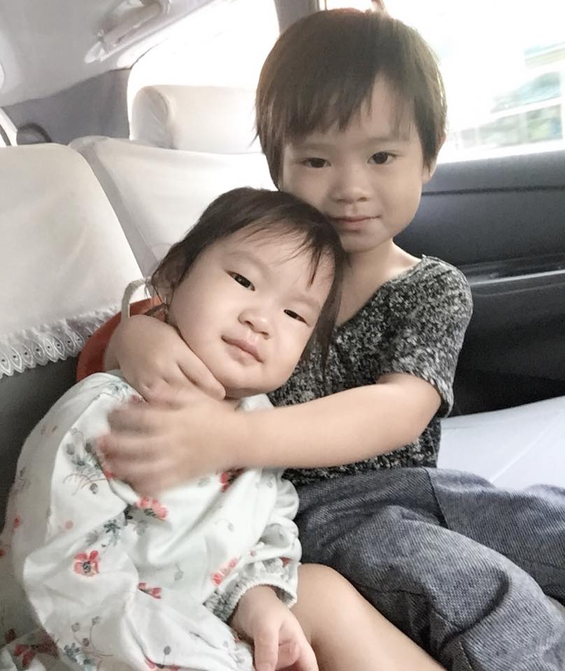Hai anh em dành cho nhau những cử chỉ ngọt ngào và những cái ôm đầy tình cảm.