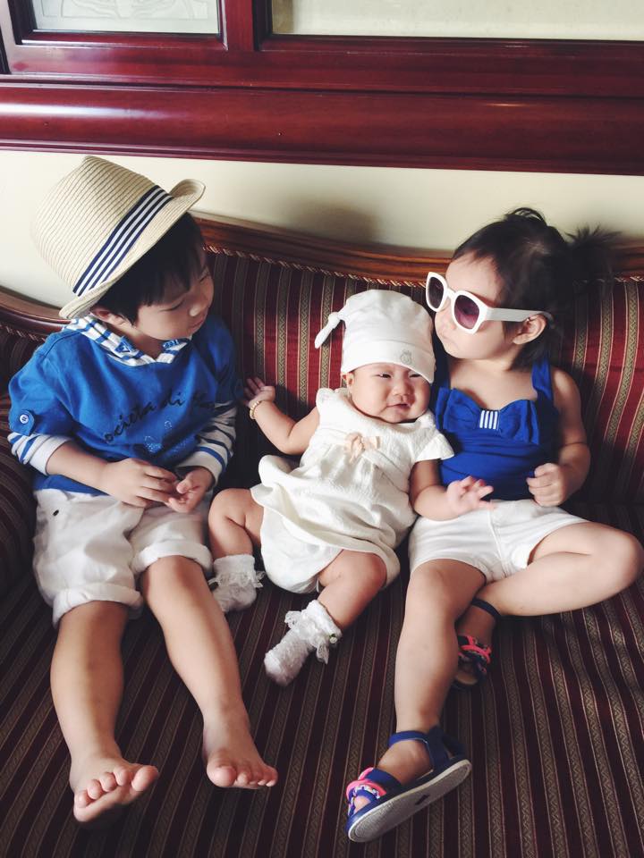 Từ khi mẹ sinh em bé Sunny, Rio và Cherry trông rất ra dáng anh chị.