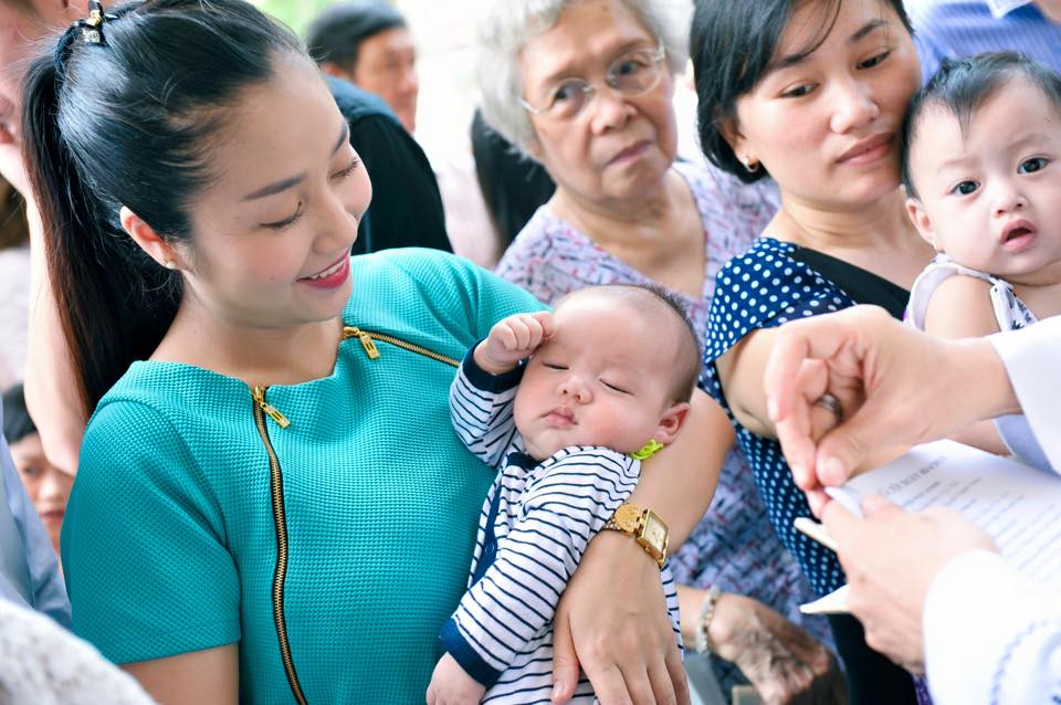 Bà mẹ 3 con ngày càng đằm thắm và trẻ trung.