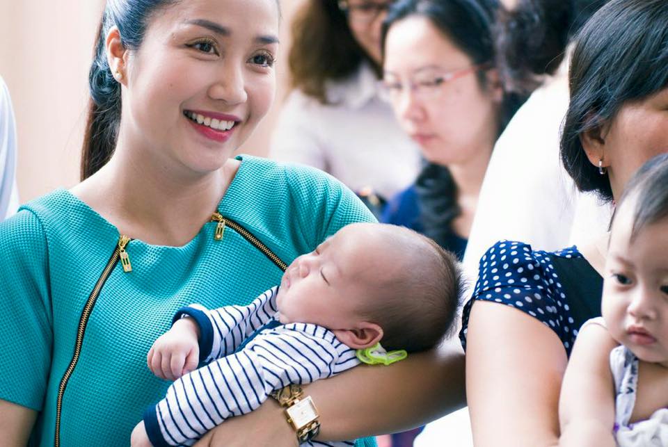 Hôm nay (05/04), Ốc Thanh Vân đã cùng chồng đưa con trai út Vinh Hy đến nhà thờ Chợ Quán để làm lễ rửa tội cho bé.