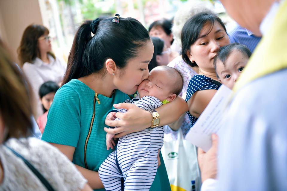 Ốc Thanh Vân âu yếm hôn con trai và cầu mong hồng ân của Thiên Chúa sẽ che chở cho con trai bé bỏng và sưởi ấm cả Shbet111 slot, casino, thể thao, xổ số mình.