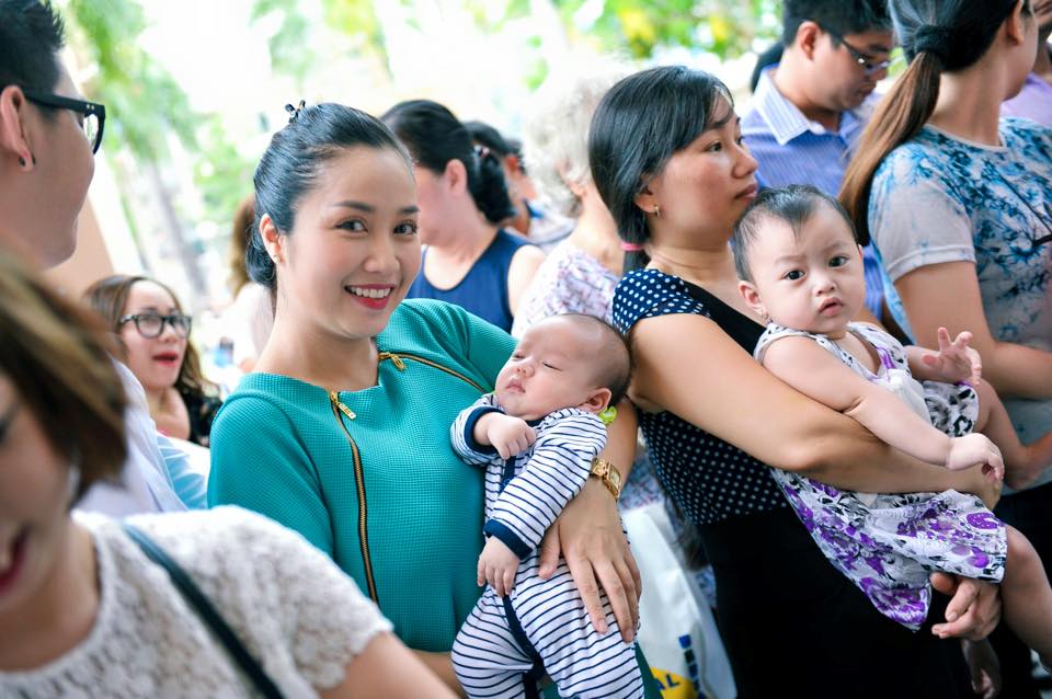 Nụ cười hạnh phúc của Ốc Thanh Vân khi ẵm con trai tại lễ rửa tội.