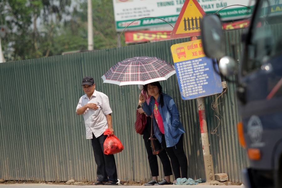 Gữa trưa là khoảng thời gian nhiệt độ tăng cao nhất cũng là lúc học sinh, Mừng SHBET phiên bản mới 2025 sử dụng phương tiện xe bus nhiều nhất.