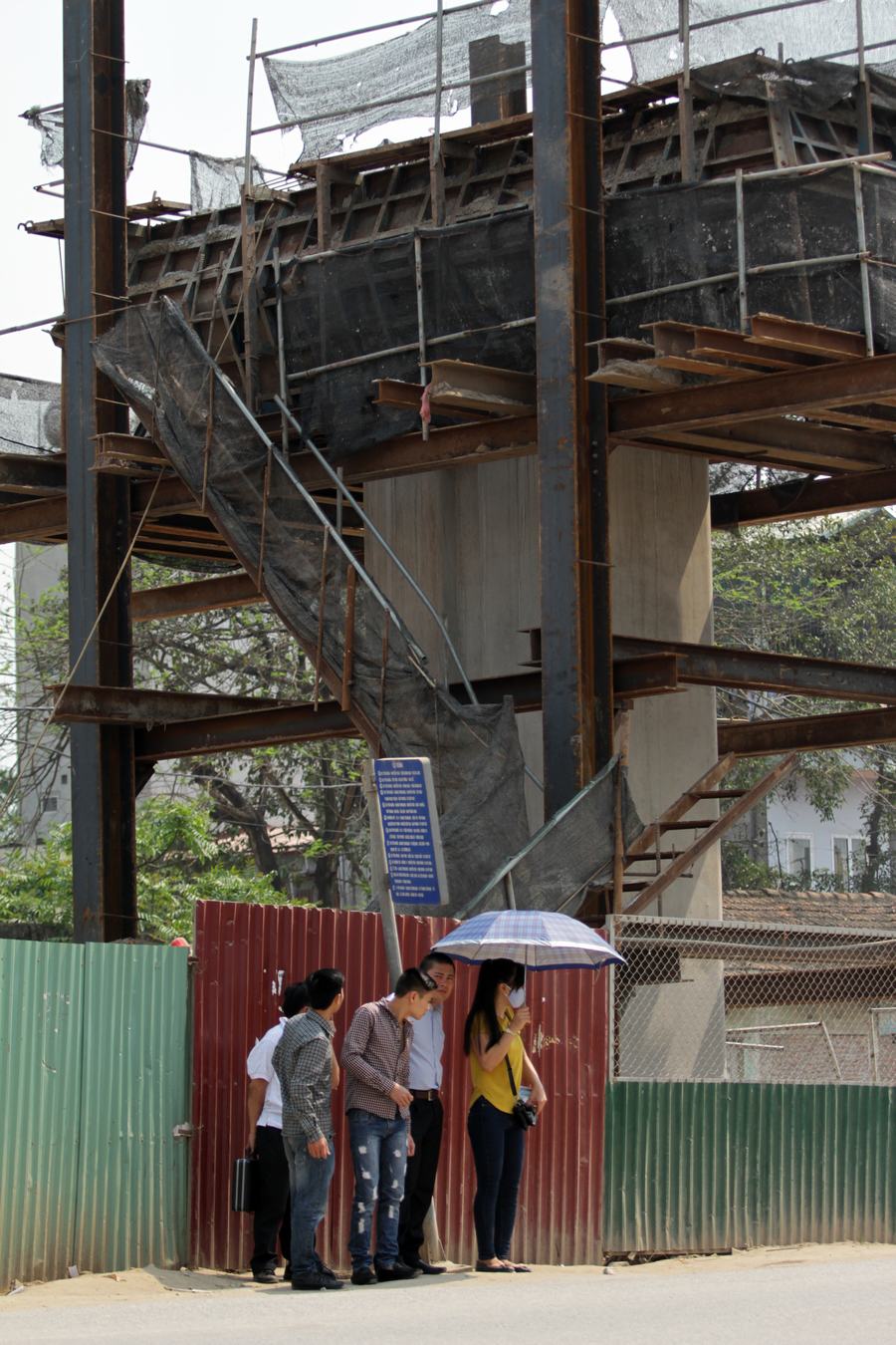 Phía trên điểm chờ xe bus là một công trình đang dở dang và không có rào chắn bao quanh.