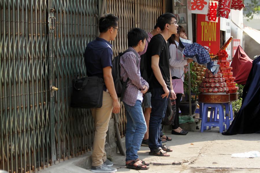 Do nắng nóng gay gắt, nhiều bạn đã biến các gốc cây mới trồng là nơi trú nắng tạm thời, hoặc chạy vào tận vỉa hè trốn nắng.