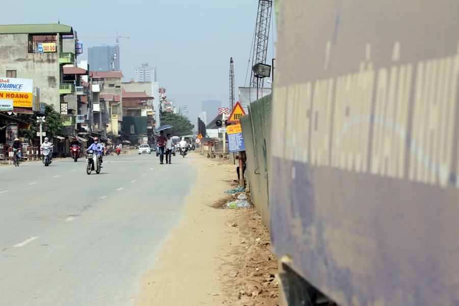Một Mừng SHBET phiên bản mới 2025 Đại học Thương mại chia sẻ: 'Ngày nào đi học em cũng ra đây để bắt xe, những ngày mát thì không sao. Có hôm mưa to, bùn đất ở các công trình xối ra rất bẩn'.