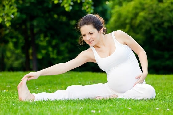 12 cách đơn giản giúp mẹ bầu hết đau lưng