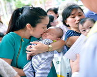 Lễ rửa tội cho con trai út nhà Ốc Thanh Vân