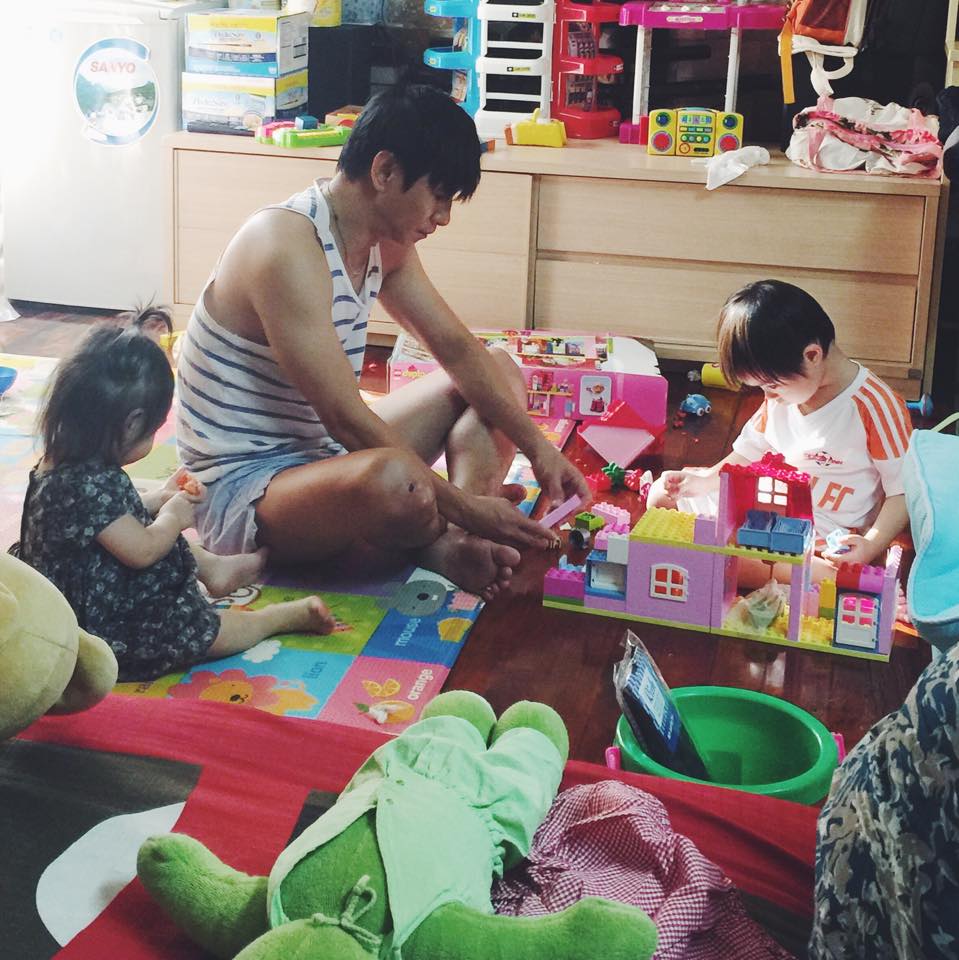 Lý Hải chơi với con ngày cuối tuần.