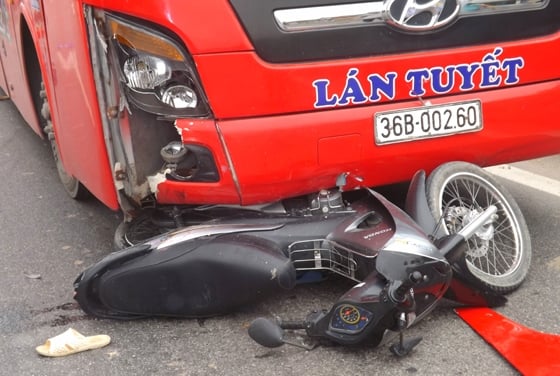 Thai phụ sắp sinh bị xe khách tông ngã xuống đường, kéo lê 10 mét