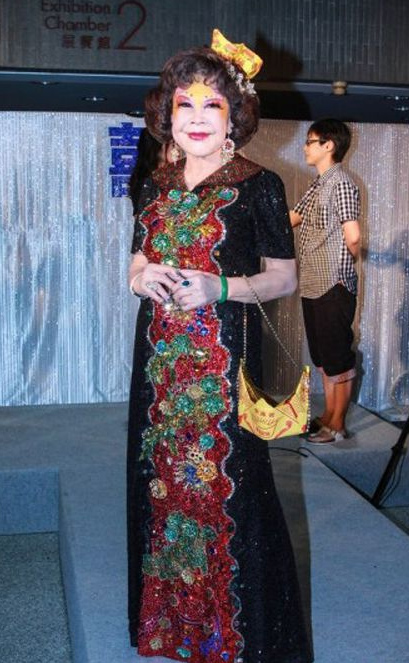 Trang điểm đậm, ăn mặc diêm dúa ở bất cứ sự kiện nào bà tham dự.