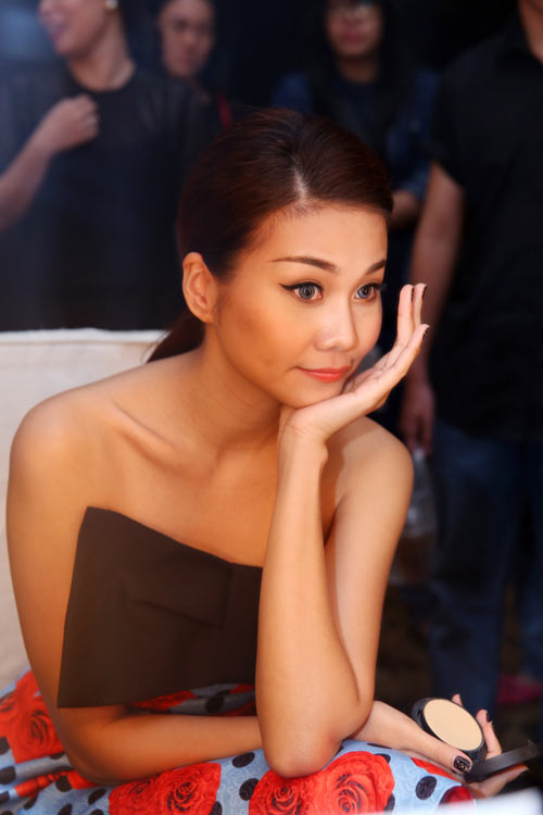 Đôi mắt của Thanh Hằng vô hồn khi dùng kính áp tròng.