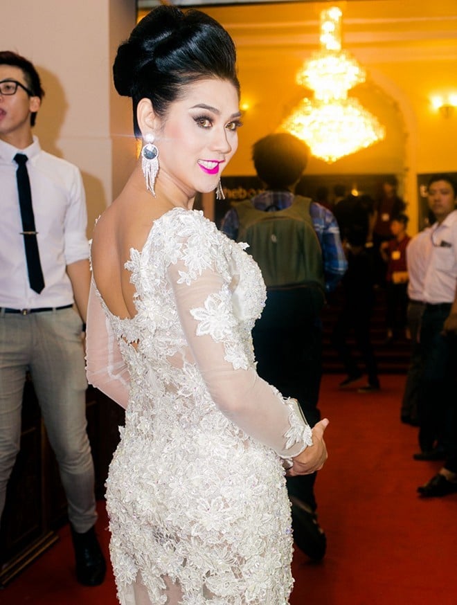 Lâm Chi Khanh cũng là cái tên thường được nhắc trên mặt báo bởi khuôn mặt trắng đơ như tượng sáp. Trong một sự kiện, cô đánh phấn quá tay, lộ rõ sự đối lập giữa khuôn mặt trắng và lưng đen.