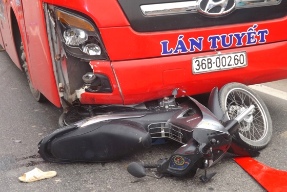 Thai phụ sắp sinh bị xe khách tông ngã xuống đường, kéo lê 10 mét