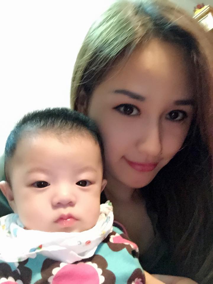 Mai Phương Thúy khoe ảnh con gái của một người bạn. Nếu không nhìn kỹ có thể nghĩ đây chính là con gái cô và người yêu đại gia Benny Ng vì em bé có nhiều giống 'người yêu tin đồn' của Mai Phương Thúy: 'Với con gái, càng ngày em càng dài và gầy huhu'.