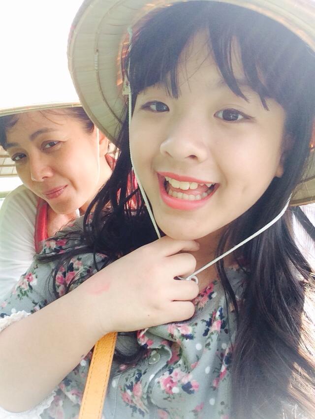 Hai mẹ con diễn viên Chiều Xuân thường xuyên chụp ảnh khi đi chơi.