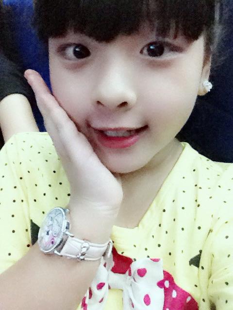 Vẻ ngây thơ của Hồng Khanh khiến nhiều người ngây ngất.