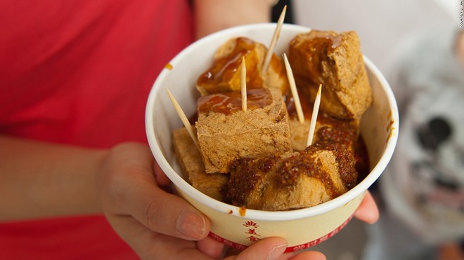 Đậu phụ thối: Món đậu phụ lên men này khá nặng mùi và không phải ai cũng dám thử, nhưng với người sành ăn thì đậu càng bốc mùi càng ngon. Đậu phụ thối thường được rán giòn và ăn kèm với tương ớt.