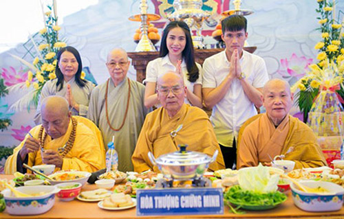 Vừa lưu diễn về Thủy Tiên rủ Công Vinh đi từ thiện