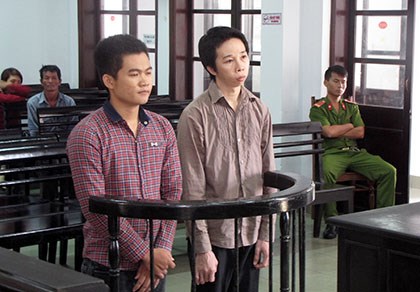 Ngang nhiên chuyển ma túy cho bị cáo ngay tại phiên tòa