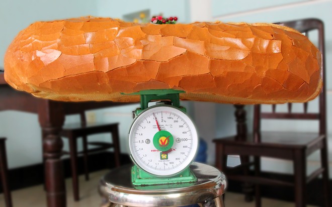 Chiếc bánh này có chiều dài lên tới gần 70 cm và nặng 1,9 kg.
