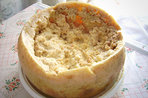 Kinh dị nhất: Casu Marzu - món pho mát sữa cừu lên men, còn nguyên những con giòi sống lúc nhúc được gọi vui là Shbet0099 cá cược trực tuyến ngọ nguậy nhất thế giới. Khi ăn, những con giòi sẽ tiếp tục 'đánh nhau' trong miệng.
