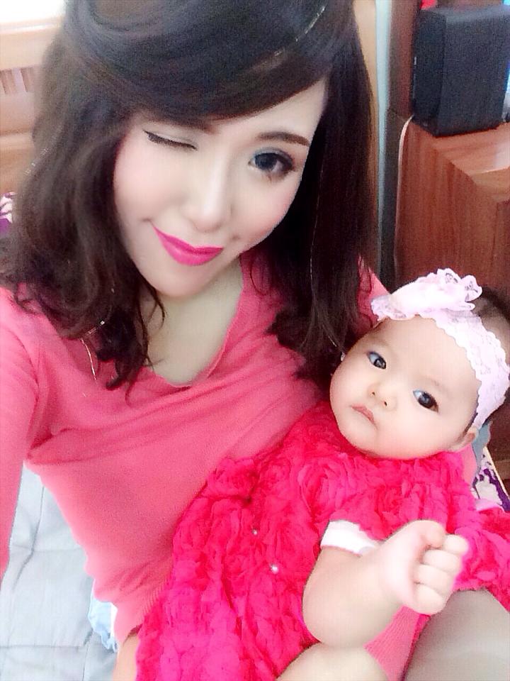 Cô công chúa nhà hot girl có tên Thảo Nhi, giống bố và sở hữu lúm đồng tiền xinh yêu.