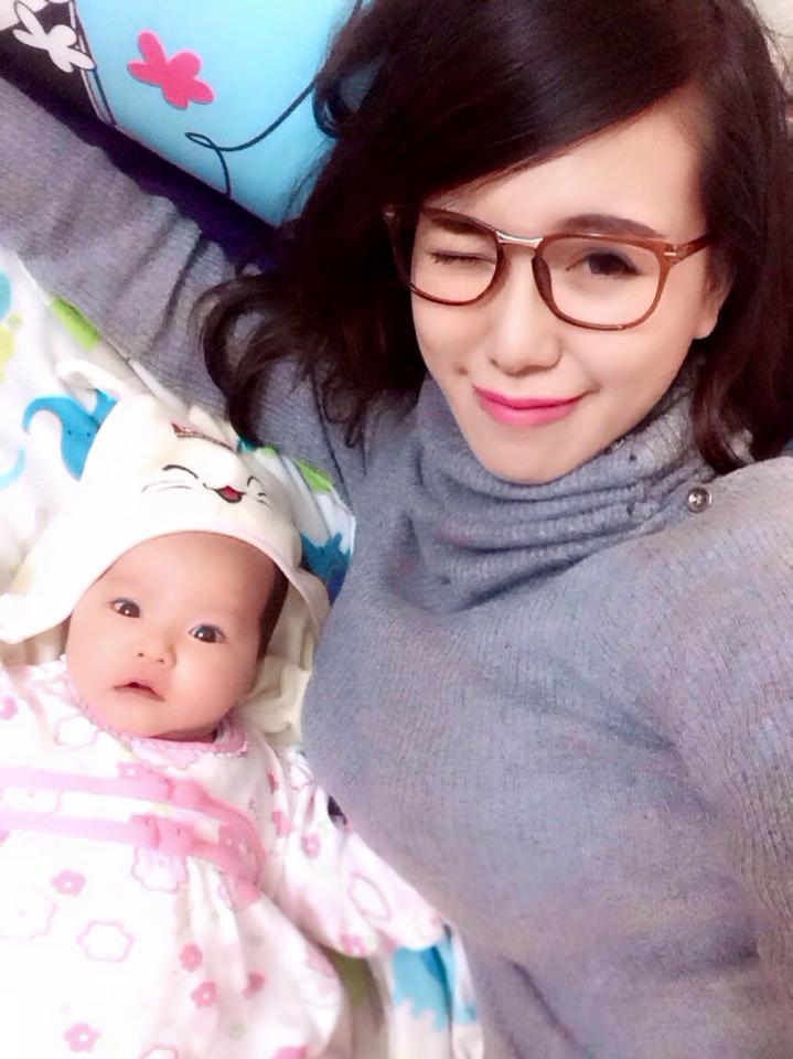Niềm hạnh phúc và sự quan tâm lớn nhất của cô lúc này là chăm sóc và nhìn cô công chúa nhỏ lớn lên mỗi ngày.