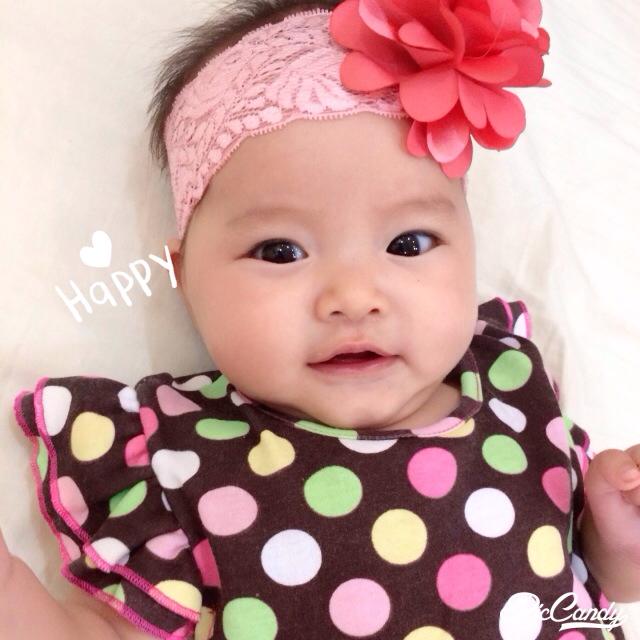 Dù mới ba tháng tuổi nhưng cô bé được mẹ cho ăn mặc rất điệu đà.