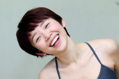 Nhược điểm của Tóc Tiên là cười hở lợi và mắt khá nhỏ.
