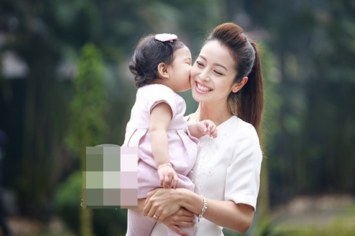 Jennifer Phạm hạnh phúc bên con gái