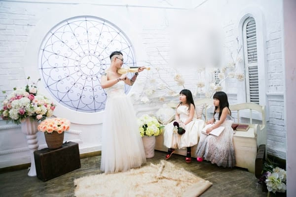 Chủ nhân của bộ ảnh này là Nguyễn Phan Thành, được mọi người biết đến với nickname Kelvin Nguyễn, anh cũng khá nổi tiếng trong lĩnh vực làm đẹp.
