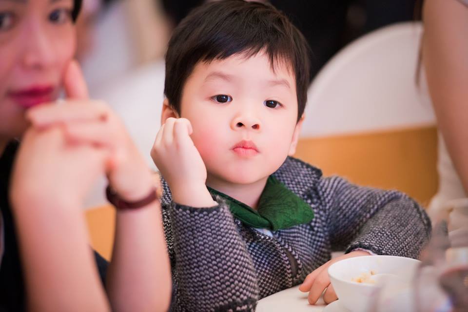 Anh cả Khải Minh rất thương yêu em trai Khải Nguyên.