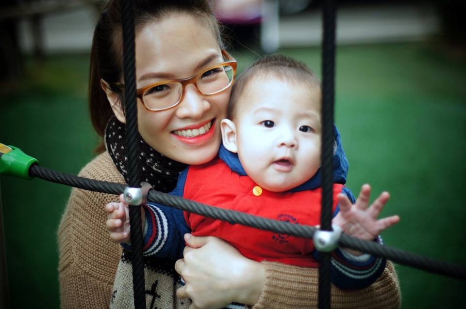 Sau khi sinh con trai thứ hai, Đan Lê luôn khiến mọi người trầm trồ mỗi khi xuất hiện bởi vóc dáng thon gọn và thần thái tươi tắn.